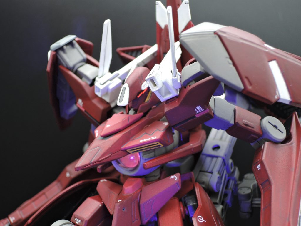 アイパーツは小さ過ぎるので、プラ板で作成。アイパーツとクリアパーツの中は蛍光塗料で光ります!(蛍光塗料だけ、ラッカー塗料を使用)