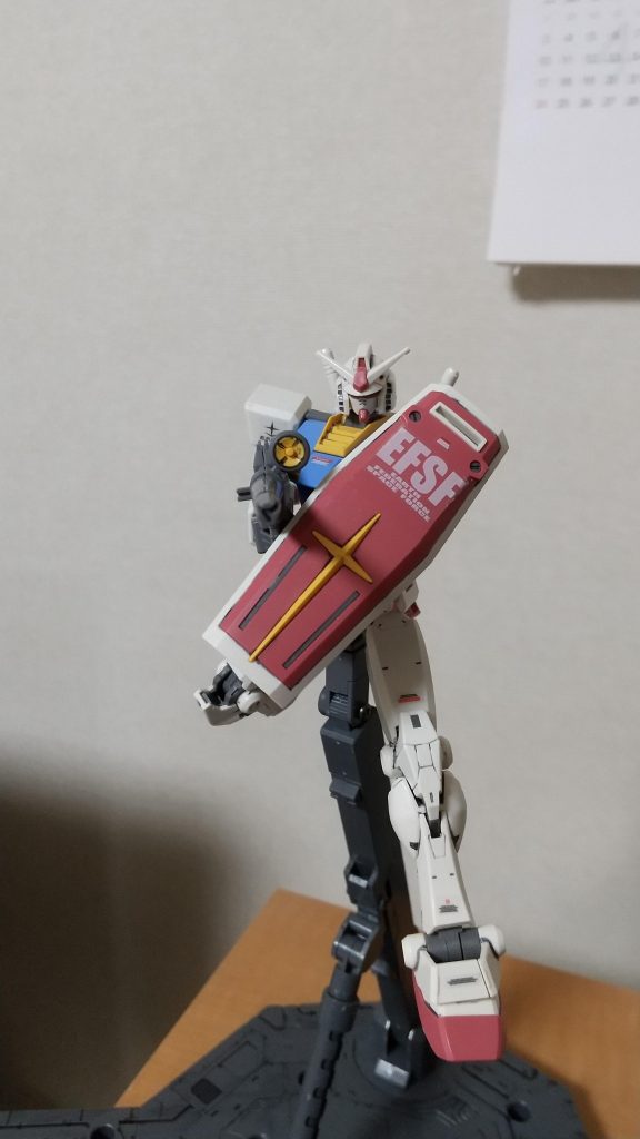 ライフルを構えて。各部の物足りない部分には少しでも見栄えをよくするためにコーションマークのシールを貼っています。コーションマークはいつも通り他のキットの流用です。艶消しトップコートも吹いてあります。画像だと分かりにくいかもしれません。