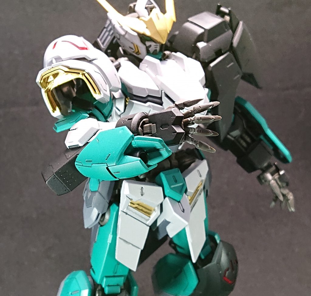 右腕は第3形態の物を。こっちがほんとの迫撃砲。他の武装を取り付けたりもできる。