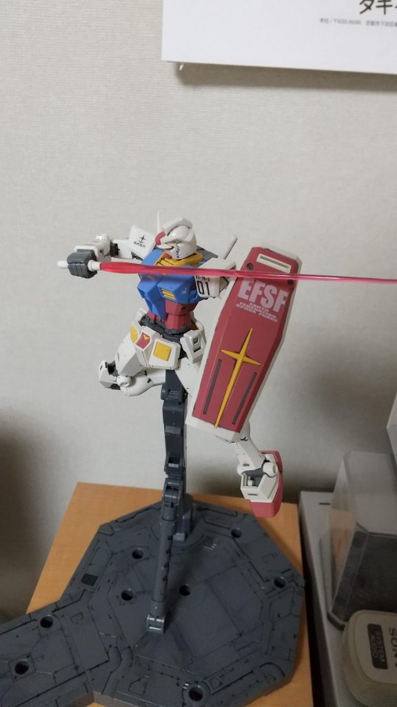 ビームサーベルでパシャリ。ちなみにMGver.kaのガンダムはもうちょっとで完成予定です。