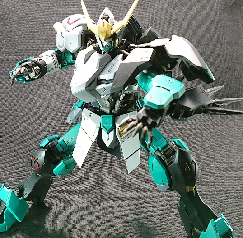 左腕は第5、第6形態の物を。肘に付いている迫撃砲は固定で発射はしません。設定としてゴリッゴリの近接戦闘特化型なので武器とかは使わずにもっぱら殴り掛かるタイプ。その際に肘のトゲでえぐるイメージです。基本バーチャルの世界なので本体に影響は無いはずだから壊し放題()獣みたいな戦い方がバルバトスには合うなと思い、なら素手でいいんじゃね?って思ったのがこういう改造のきっかけだったりします。