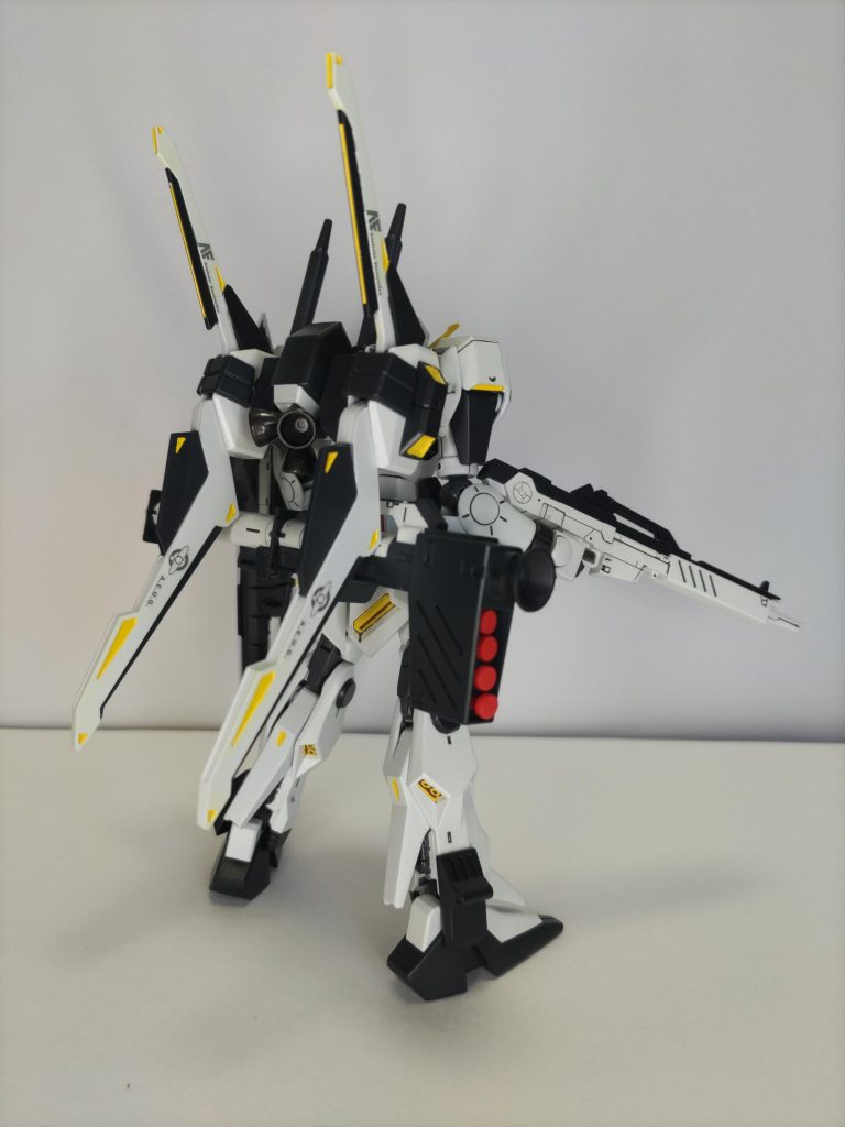 プレバンのMk-Ⅲに、HGUC Hi-νガンダムのシールド、HGUC νガンダムの腰部リアアーマー、シールド、ライフル、バズーカ、サーベルを装着。