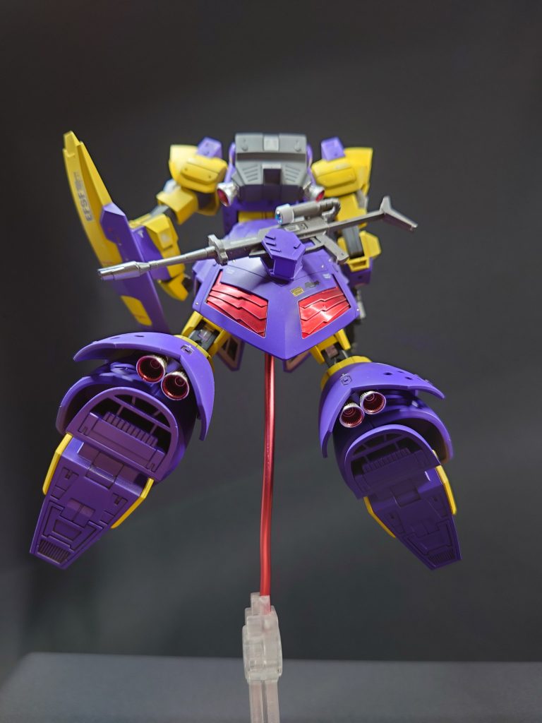 脚部にスラスター増設しました。シーマ機なんで高機動にしました。 