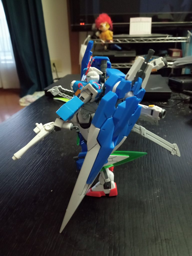 左側。アンバランスだったために後ろへ反り返ってる