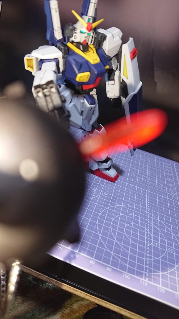 テム「そしてこの機体において最も重視すべきものは武装です。前大戦にて大きく成果を上げたといわれる兵器の改良型をメイン兵装として装備しております。」テム「ご覧ください。あらゆる敵機を破壊せしめるその名も「ガンダムハンマーｍｋ－２」です！」テム「このハンマーは投擲時にビームダガーを展開し、相手を粉砕すると同時にビームにより斬りつけることができます！さらに振り下ろすことによりその破壊力は計り知れません！」