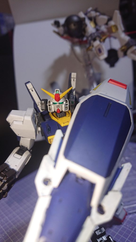 テム「そこを強化されたシールドによる強打を加えるという攻撃手段も可能です。」テム「他には今現在、開発中ですが、ハンマーにオプションパーツをつけることでより高度で柔軟な戦闘に対応できるようなっております。」テム「他の武装ですか？理論的に言ってありません！頭側部のものですか？あれはハンマー投擲時に相手との距離や動きを計測するためのもので武装ではありません。」テム「前大戦において、ビームを無効化するIフィールドなる兵装も存在が確認されておりますので、このガンダムハンマーの有用性は確実でしょう！」テム「このガンダムは、確実にティターンズのフラグシップ機としてふさわしい機体になるでしょう！」テム「・・・ジャミトフ総帥？説明はまだ終わっておりませんが・・・（通信終了）」そしてその直後にクワトロ及びカミーユたちに強奪されてしまうのであった・・・とかいう設定のスカッドハンマーの続編、いかがですか？バン〇ムさん？