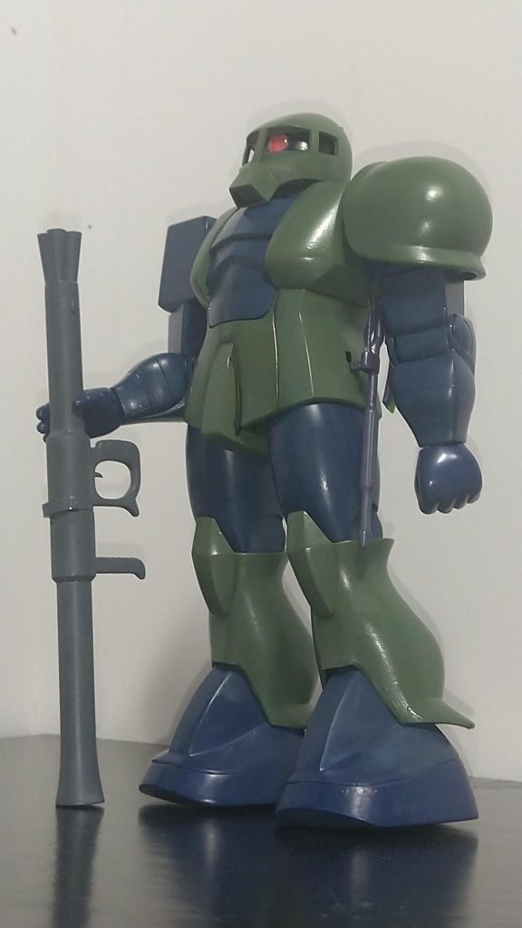 俗に云うゴリラ体形ですが近年の首が小さいスタイリッシュな感じとはまた別な感じでかっこいいです。（よく見たらバズーカのサイト位置逆になっている....。）