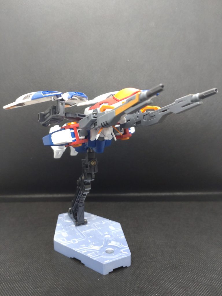 アクションベースは支柱部分はそのままですが、2000番までヤスリ掛けしてから、空をイメージして塗装、乾燥後にコンパウンドで研ぎ出しをしました。