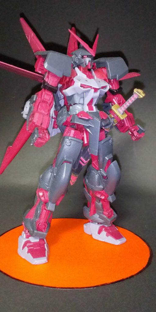 成形あとが目立った肩アーマーとフトモモアーマーの簡単な処理と部分塗装仕上げになります