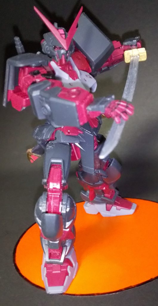 部分塗装はガーベラストレートと鞘、それから頭部センサー、アイカメラになります簡単な仕上げにしようと決めてましたが、元のキットの良さで本当に簡単な処理しかしてませんあと、今回は油性塗料の発色どんなもんかと思って試したのと、紙ヤスリ代わりにメラミンスポンジを使った表面処理してみました