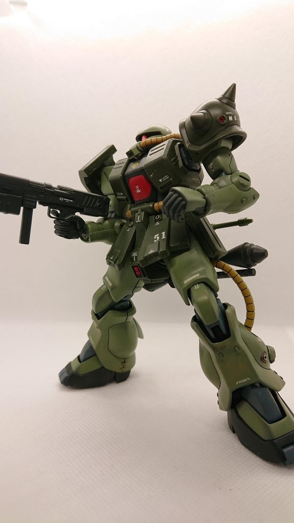 このキットはガンプラ製作に復帰した際に購入しました。ネットで見たF2とのミキシングの作例に感動し、これを再現しようとF2を購入、しかし調べてみるとF2も素晴らしいキットということで、息子の素組みの作品の提供をお願いしましたが、当然断られまして(´Д`)旧キットも手に入らないし…。貧乏性の私はミキシングよりもキットのサイズアップを選択しました。プラ板工作やエアブラシ塗装を始めたのもこのキットを完成させるためで。完成まで2年以上の期間を要しました。