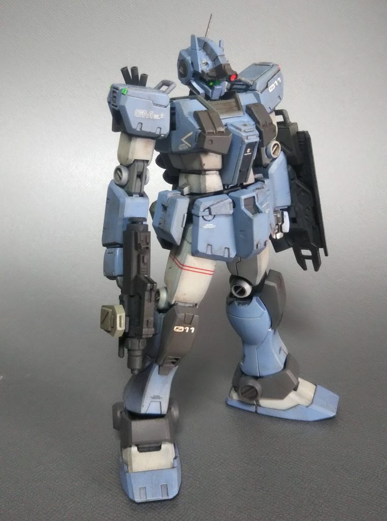 アンテナを強化した無可動バイザー胸部アーマーバックパックにスモークディスチャージャーサイドマガジンのマシンガン