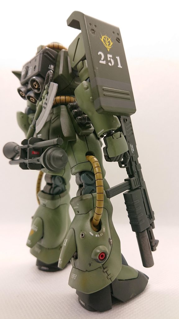 右後方より脚部のバーニアも手芸用ビーズでディテールアップしています。別パーツに見えるでしょうか?写真にはないですが、フロント及びリアスカートの裏側には結束バンドを使ってディテールを追加しています。