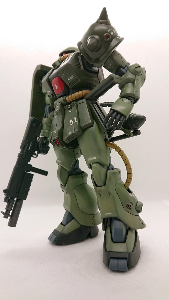 マガジンポケットも真鍮線とプラ板で再現しました、何度も試作を重ねて完成にこぎ着けました。予備マガジンはプラ板で作ってます。