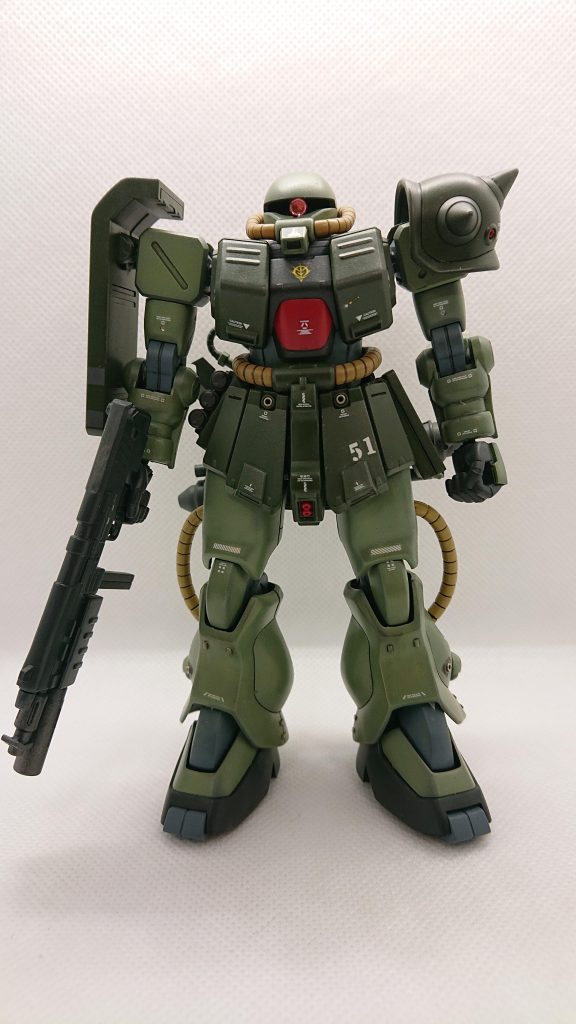 主な工作は首を1ミリ延長、前腕とショルダーアーマーを1ミリ、太腿と脛部を2ミリ幅増しました。あとはマシンガンをF2の物と組み合わせて作製し、水性ホビーカラーでエアブラシの全塗装です。モノアイにはHアイズ使用しました。