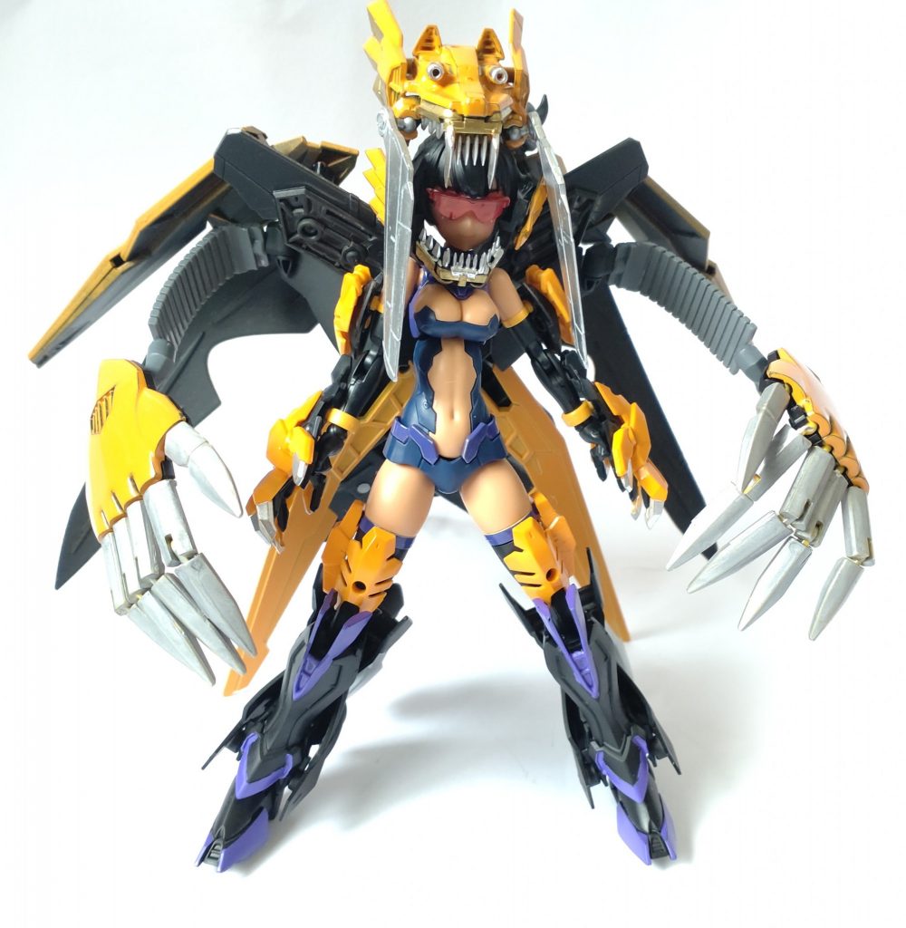 本体はルルチェとスピードアーマー、足はダブルリベイク、爪と羽状のパーツはガンダムジエンド、頭部はブキヤさんのパーツにガンプラのジャンクを貼り合わせています。