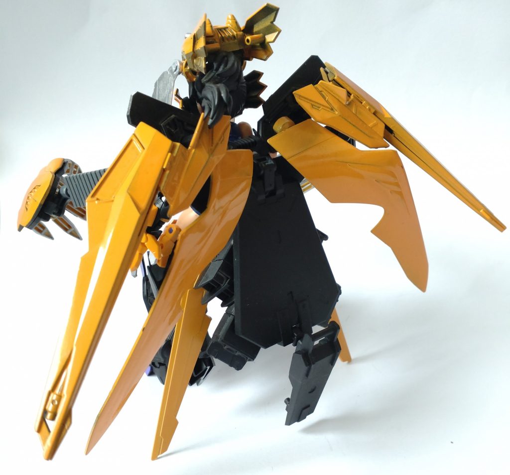 マントにも羽にも見える背面は、再現が難しかったので複数のパーツでそれっぽい雰囲気を目指してみました。塗装ですがジャガーなので斑点を付けるべきですが難しいのと個人的にマダラ模様が苦手なので断念。オレンジはクリア、ブラックはつや消しで仕上げています。