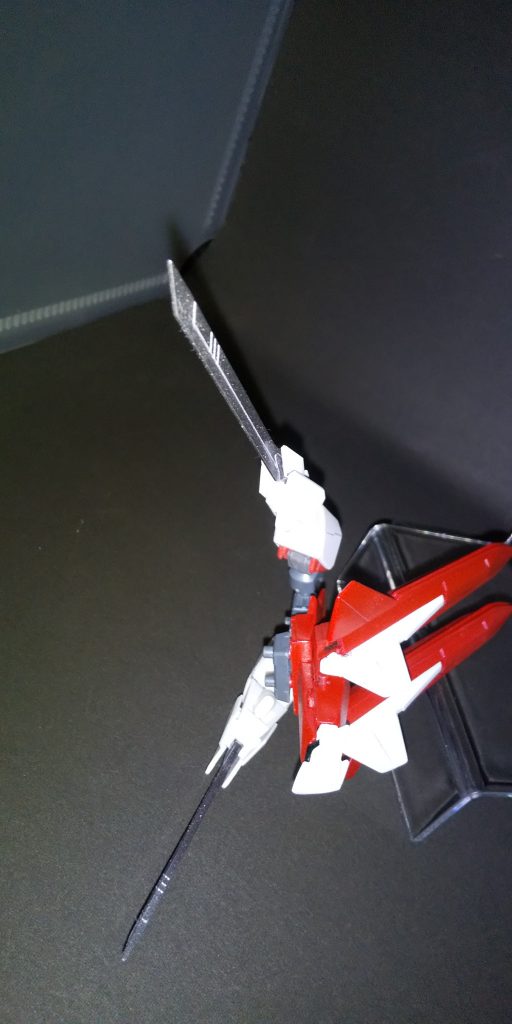 意外と好戦的なサポートメカでブレード摘まんで蹴ってきます