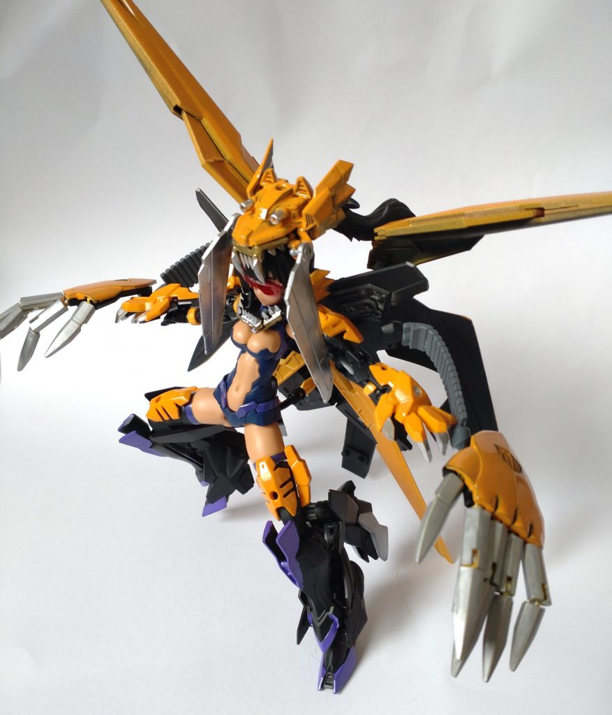 羽は広げられますので飛びかかるイメージのポージングも出来ます。