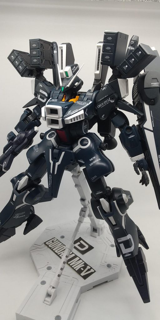 台座にロゴをはりました。