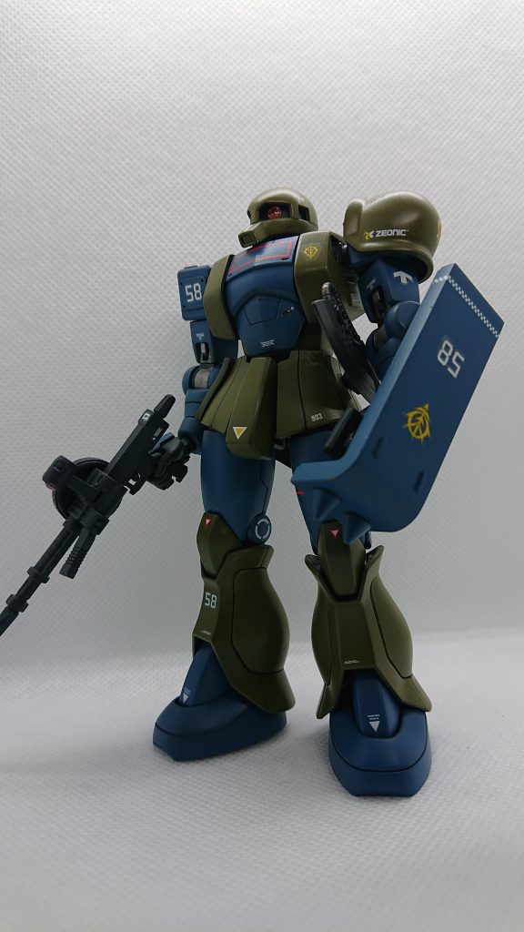 まずは旧ザクパイセン、シャアザク(リバイブ)を小改造して旧HGの旧ザクの胸部をミキシングして製作しました。