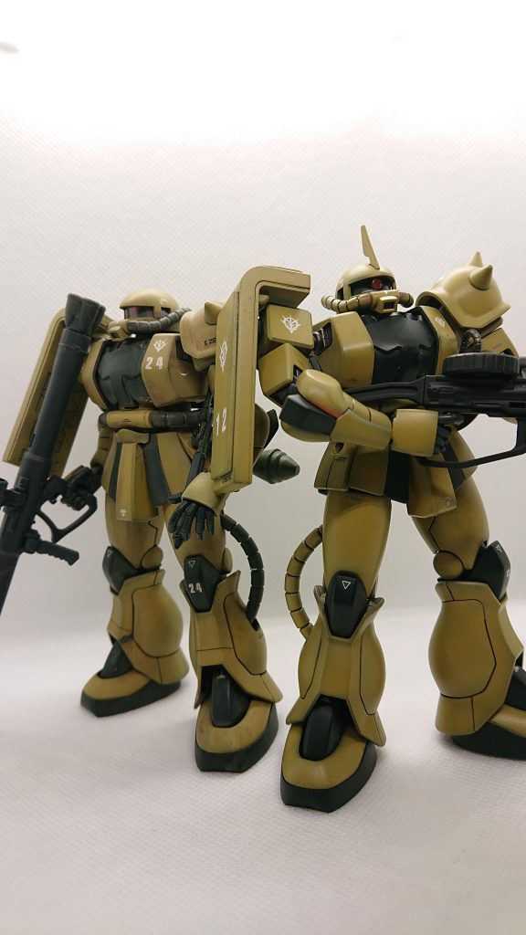 皆大好き、いわゆるザクです、砂漠地帯に駐屯してます。これらもシャアザク(リバイブ)を使用して作製しました。