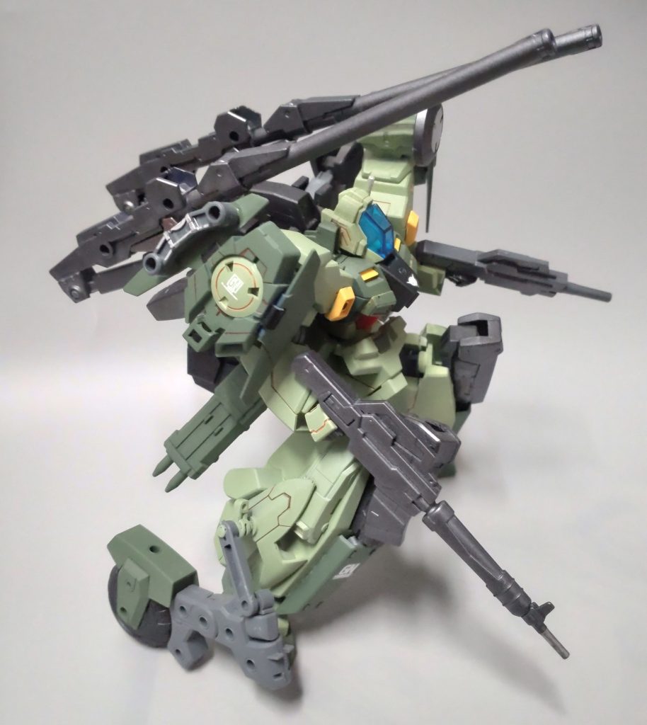 量産型想定の名残りでバックパックは交換出来ます。ゼルトザームの武器を利用してキャノンパックを作ってみました。スコープドッグの素晴らしい機能美には到底及びませんが、足元にローラダッシュ的な物を付けたくマシンライダーのタイヤを加工しました。