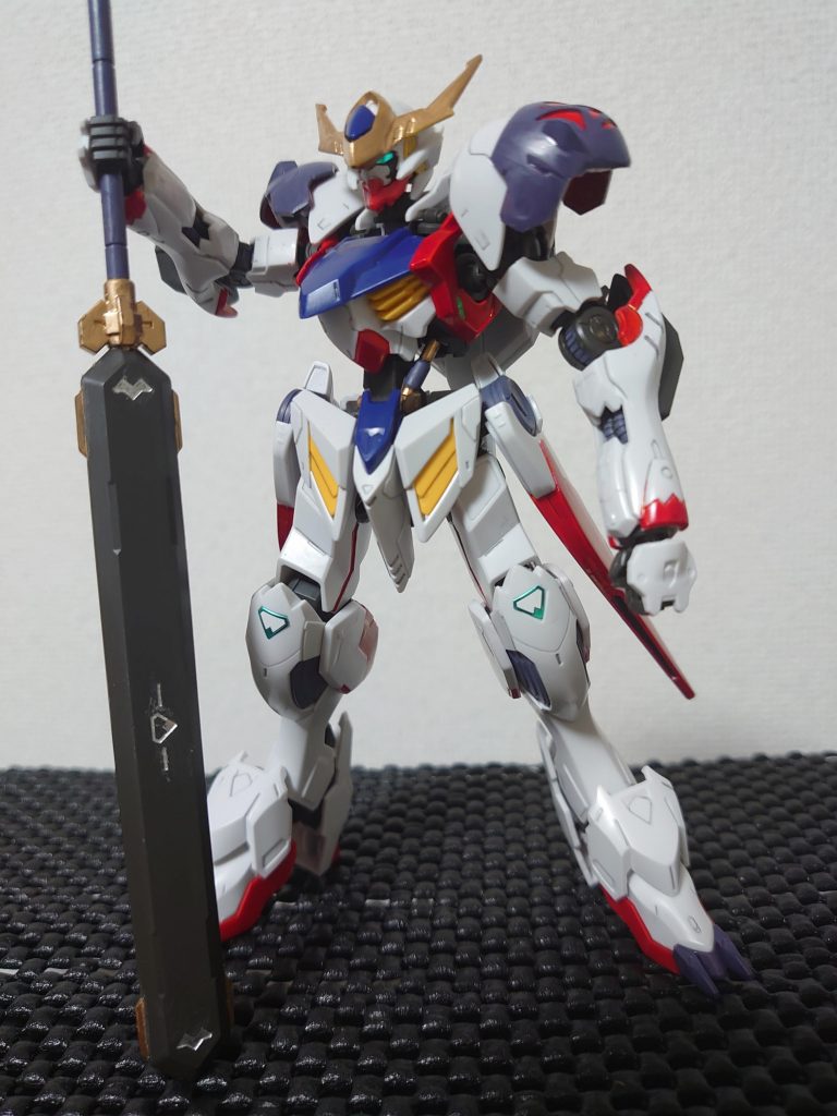 特にテーマも決めずに素組みのバルバトスルプスにガンダムマーカーで部分塗装してみました。