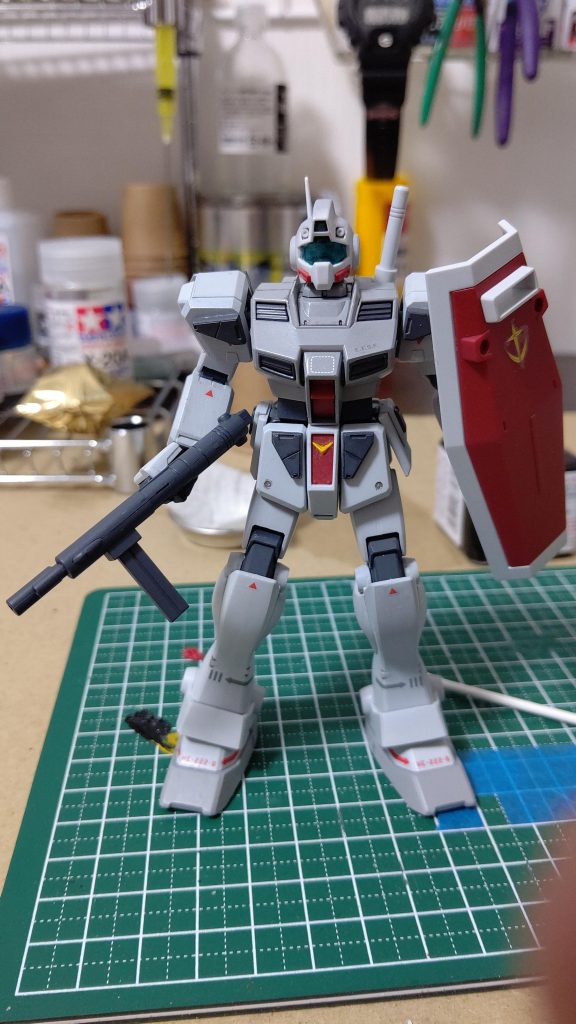 雪国にいるせいか、胸部のカラーリングが「胸周り濃くね？寒冷地ならもっと白っぽい方がかっこい良くない？」と思ってしまい、白1に対してブラック2滴とメタリックブルー1滴垂らして調色。 