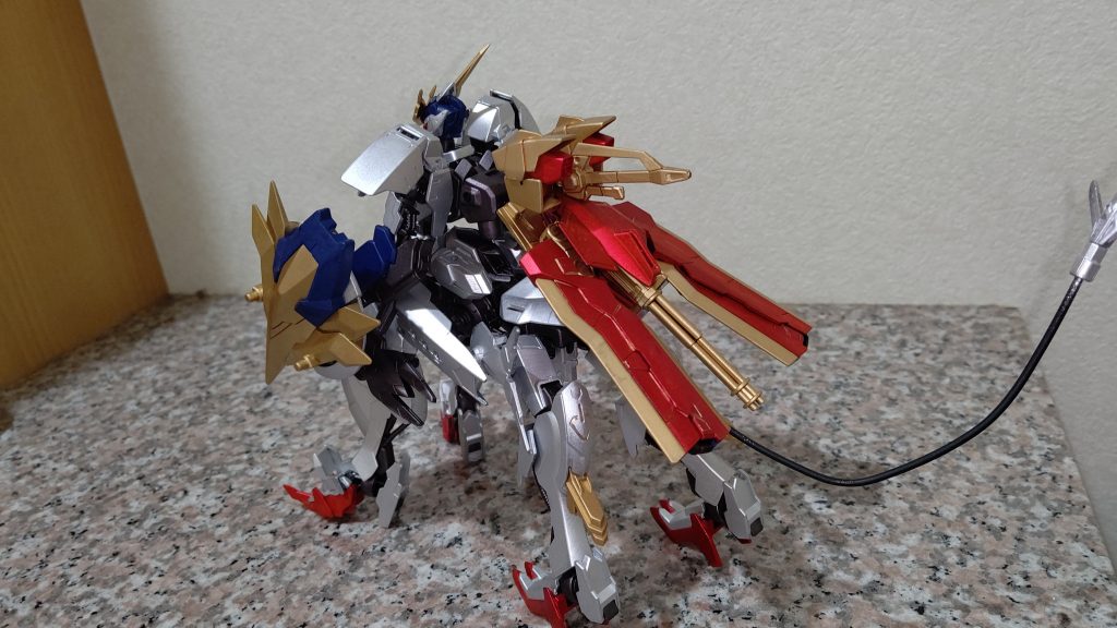 ナイトガンダム風にするならタクティカルアームズをマントぽく使えないかな?と思ってやってみましたが、それらしくなってますかね?