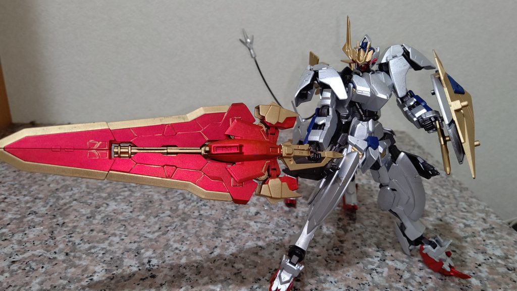 マントだけでは勿体ないし、バルバトスと言えばデカい武装って事で大剣モード。多少関節太らせましたが、片手保持は厳しかったです……