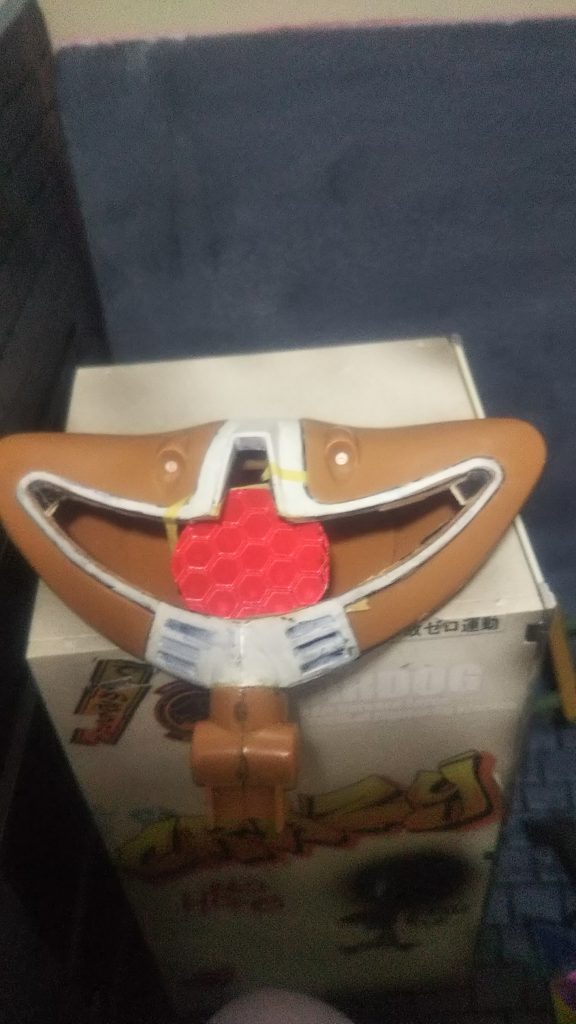 モノアイを反射シールにしました。白い枠？のパーツは切り抜いてモノアイが稼働するようにしました。裏にマグネットを仕込んであります。