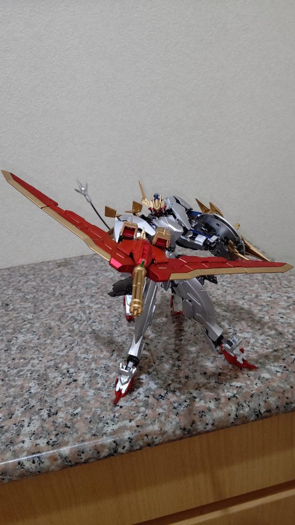 ガトリングモードは元々のバルバタウロスが弓だったのでクロスボウっぽくニュージオンガンダムを参考に持たせてみました!