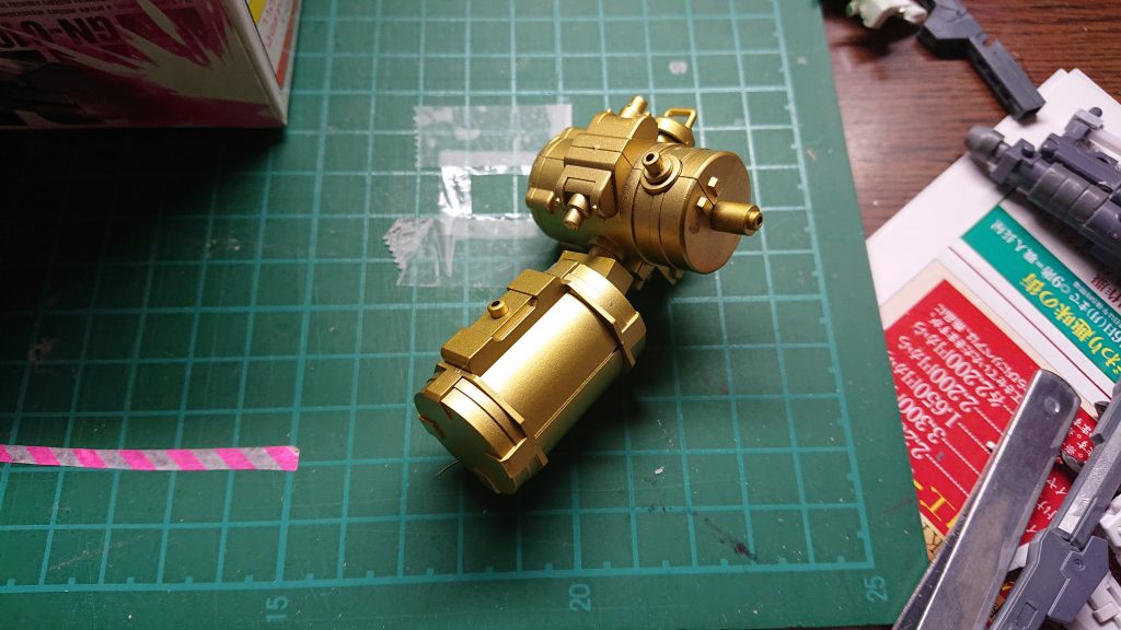 初めは横向きだったタンクくん。完成したものは下のタンクが縦になりました。