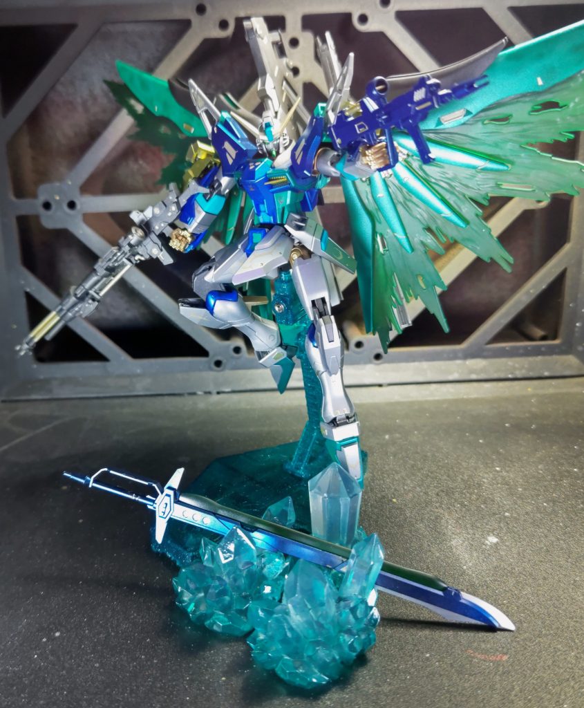 元々所持していたビームライフルに加え、30MMのアルト用ライフルをカスタムして持たせてます。ガトリング部分は上下に可動するので小型のフェストゥムも迎撃。