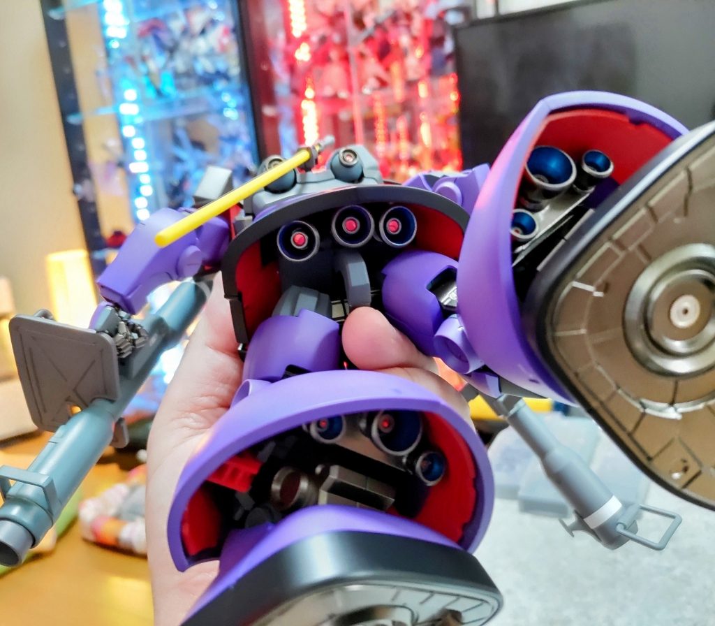 このキットの好きなところはスカートの中、肩の内側、裾の内側の赤が別パーツで再現されてるところ。