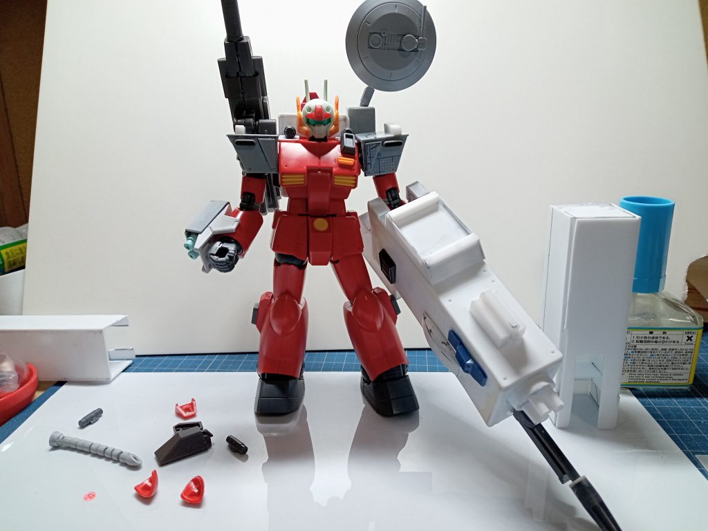 塗装前の正面から「フレーム・ランチャー」を1.2ミリのプラ板を使用したためかなり重くなってしまいまして左側に傾きます。