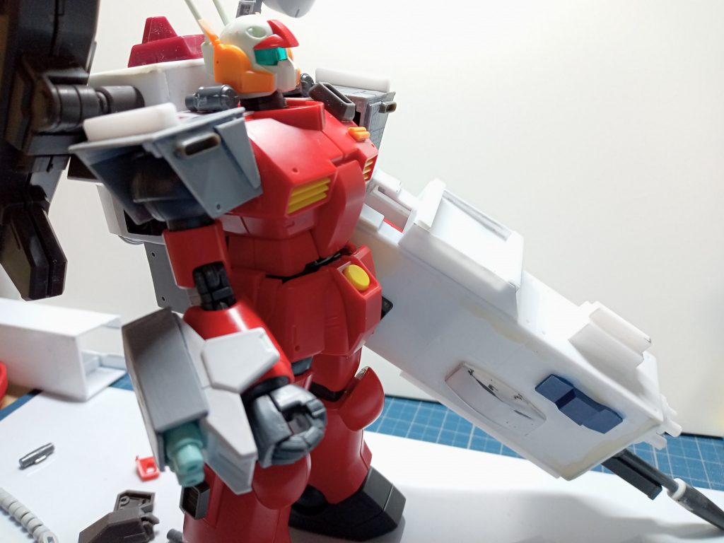 「フレーム・ランチャー」とバックパック、肩アーマー、右腕のビームサーベル発生装置はプラ板とジャンクパーツとビルダーパーツで作りました。