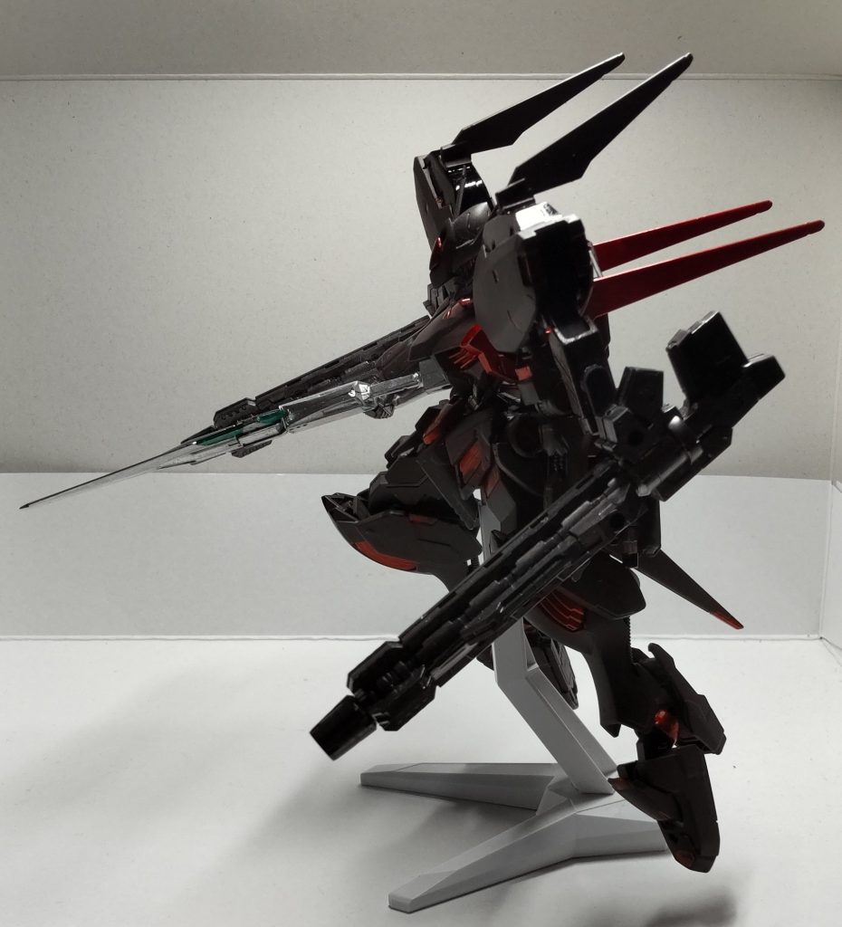 ＜フェイル・カーテナ＞射撃形態時ポージングムズすぎ問題ですが、なんとかなった1枚です。まぁ、なんと言いますか本機にはなんか立派な名前がついていますが、蒼穹のファフナーに登場するファフナーのうちの1機であるマークフィアー改アバドンをイメージしています。現在追加の武装なんかも考えてるので、それが形になればまた投稿することもあるかもです。その時はよろしくお願いいたします。