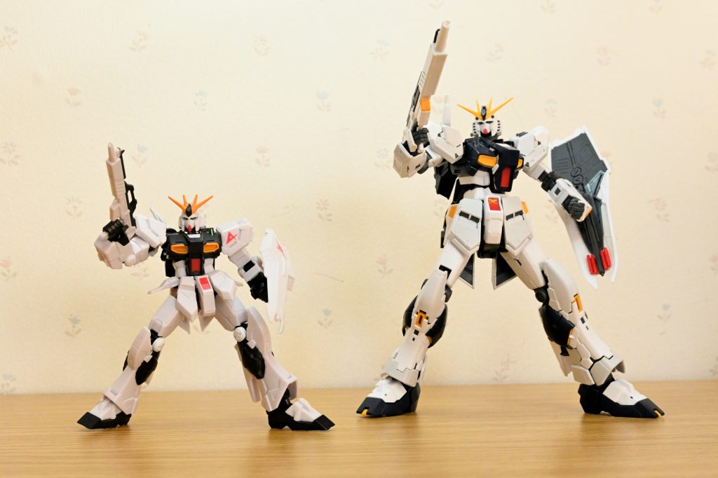 これは塗装前の状態です。左は食玩のGフレーム。右がRG。