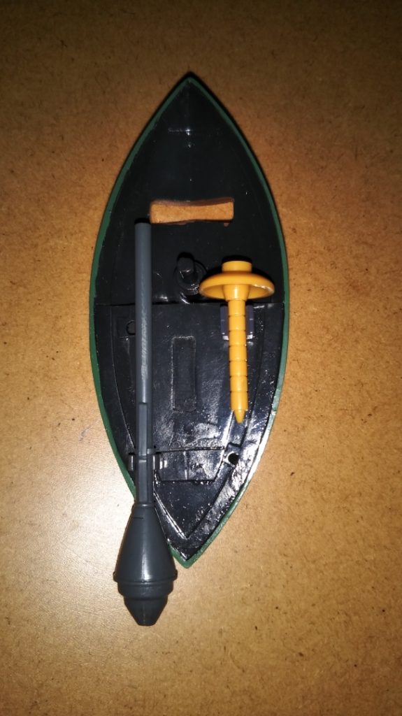 シールド裏です。 先ほど紹介したビームサーベルとシュツルムファウストをマウントするため、プラ板でシールド裏の下半分に土台を作り、ディテールもそれっぽく入れてみました。 ちなみに、ディテールはHGUCゲルググのシールドを参考にしました。 シュツルムファウストのマウントラッチは手首と同じくHGUCザクⅠのモノ、ビームサーベルのラッチはゲルググのビームナギナタ用のラッチです。