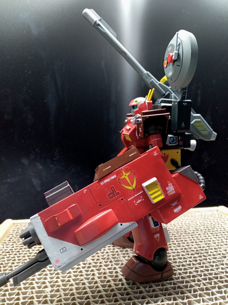 頭部のアンテナの数を2本から4本に増やしてセンサー類を強化しています。「フレーム・ランチャー」が大きくなりすぎて取り回しが悪くなりました。