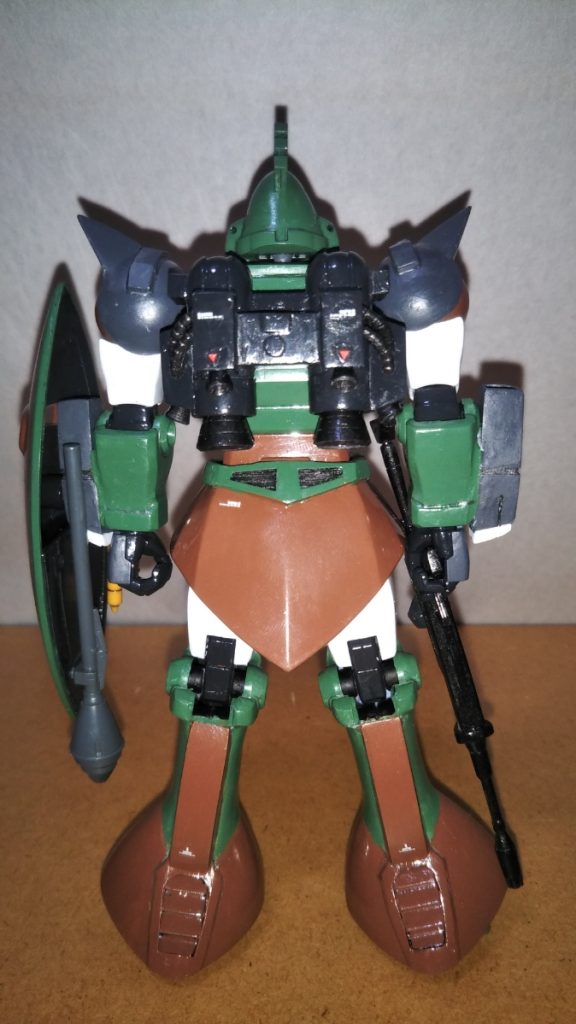 リアビューです。 バックパックはギャンのモノをベースに、プラ板や市販のバーニアパーツ、ジャンクパーツから流用した動力パイプなどで改造しました。 塗装はミッドナイトブルーです。 自画自賛になってしまいますが、ふくらはぎのスラスター周りをプラ板で囲ってディテールアップしたのは、非常に効果的だったと思います。