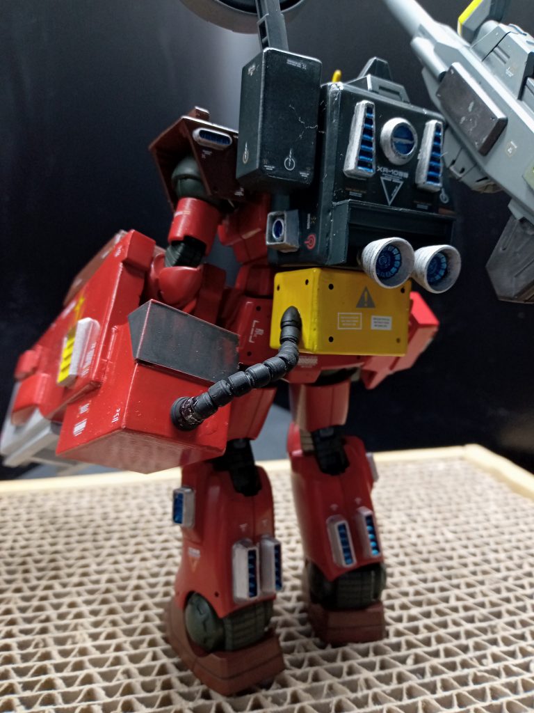 バックパック下部に付けられているエネルギータンクからパイプでエネルギーを送っている設定。パイプは瞬間接着剤で付けました。