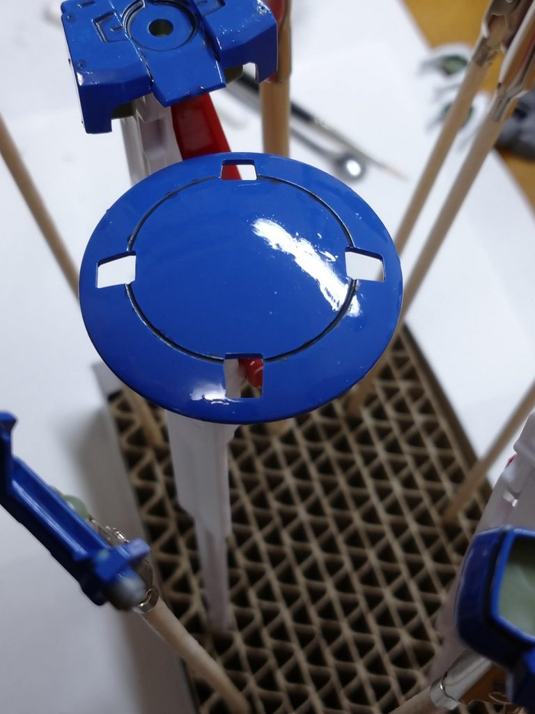 塗装後にはエナメル黒で墨入れ。パーツ単位の状態でつや消しクリアーを筆塗り