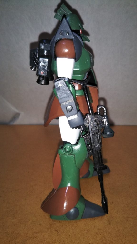 サイドビューです。 シールドはトサカと同じく、旧キットMSV「ジョニー・ライデン専用ゲルググ」からの移植です。 腕の補助推進器も、手間はかなり掛かりましたがなんとか形になって良かったです。こちらの補助推進器は、パテと接着剤で取り付けてあります。