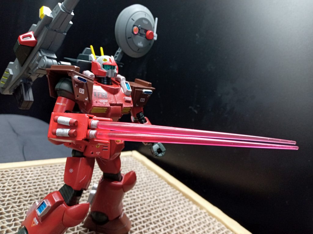 近距離戦用に2連装ビームサーベルとグレネードが付いています。