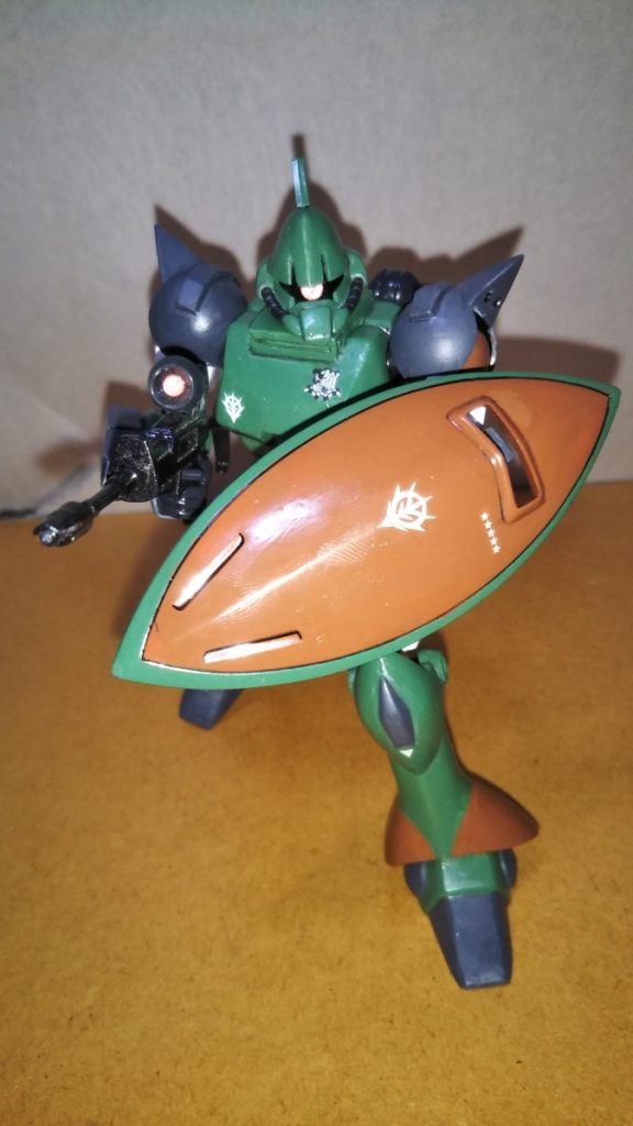 ビームライフル装備です。 ギャンをベースにしたとはいえ、顔はかなりゲルググに近いので違和感もなくてカッコいいです。 そういえば説明が遅れましたが、モノアイは裏を銀色で塗装したHアイズを張り付けてあります。