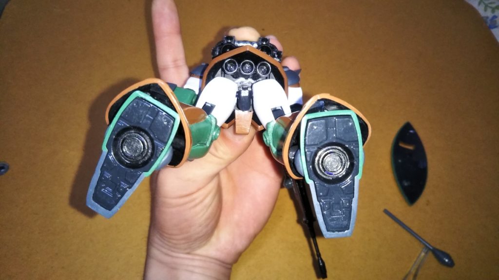 スカート内と足裏です。 フィーリウスちゃん君「ボクの性別が分かった上で、そういうことをしているんですか?・・・そうですか。変態ですね・・・・」『ズドドドドドッ』(ビームサーベル乱れ突き)はい、久々に茶番失礼しました。 ストーリー投稿で詳しく解説しましたが、足裏のバーニアがあまりにもショボかったので、市販のバーニアパーツでディテールアップしました。 スカート内にはゲルググ・マリーネから移植したスラスターを張り付けてあります。 スラスターを取り付けるスペースと腰回りの可動範囲を確保するため、股関節パーツの後ろ側をカッターノコで切り取って若干幅詰めをしてあります。