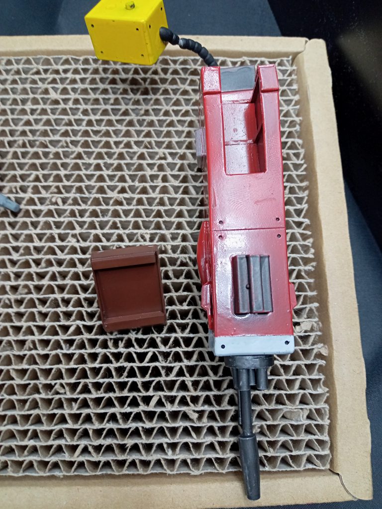 「フレーム・ランチャー」は磁石で取り外し出来るようにしました、ただ塗装前は簡単に出来たんですけど塗装後はなかなか入らなくなりました。